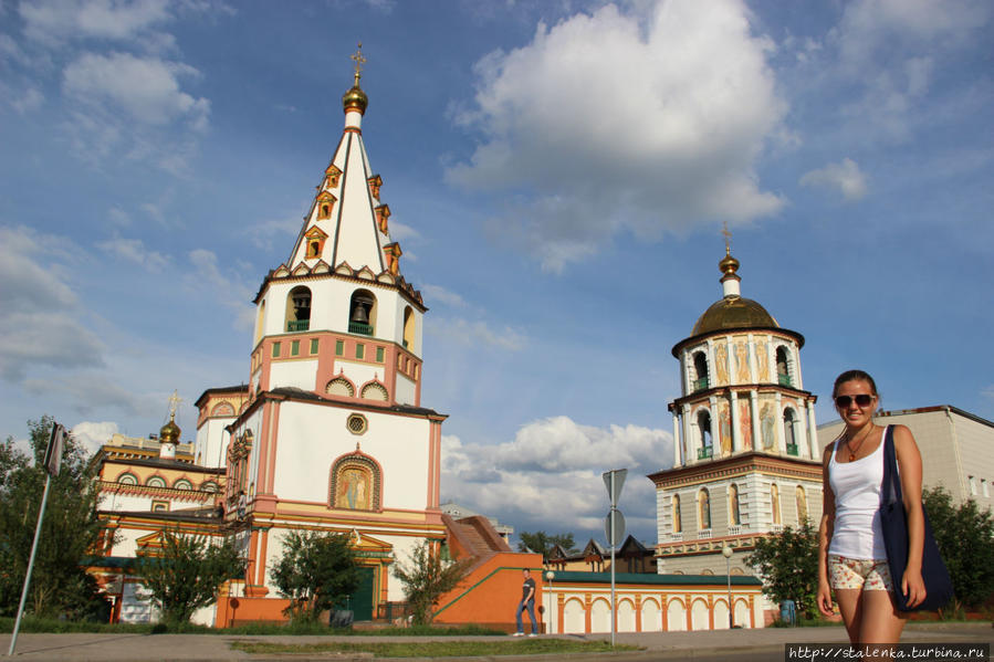 В Иркутске множество красивых церквей. озеро Байкал, Россия