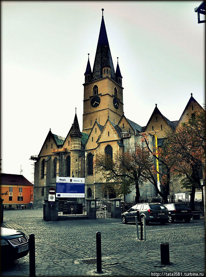 На третьей площади возвышается Евангелический собор Св. Марии, который строился с 1300 по 1520г. Сибиу, Румыния