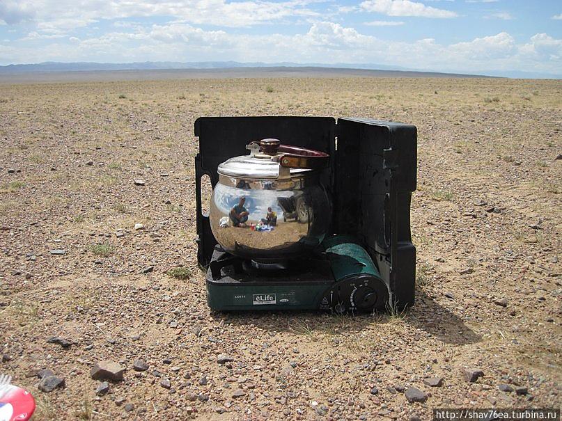 обед в Пустыне между Ховдом и Говь-Алтаем Монголия
