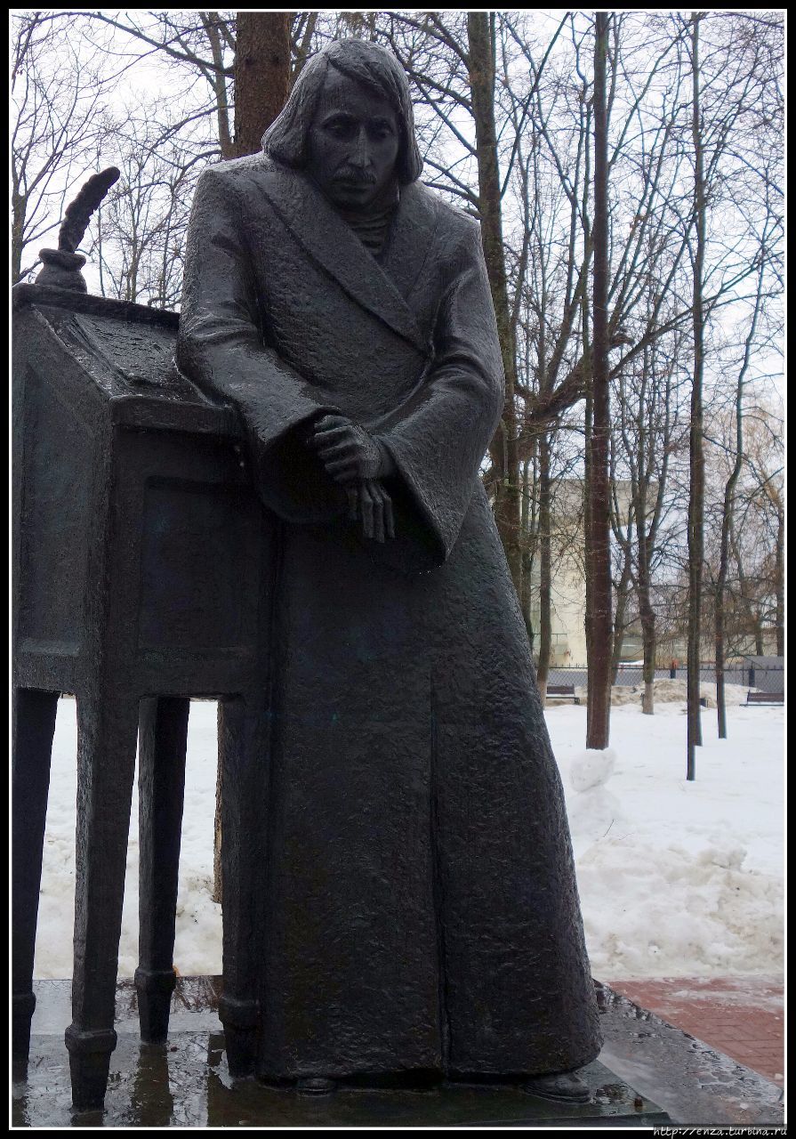 Памятник Гоголю в  парке 