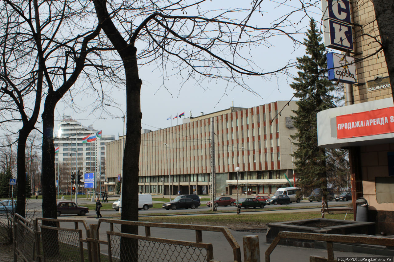 Вид на здание администрации (мэрии) от перекрёстка Ленина/Куйбышева. Петрозаводск, Россия