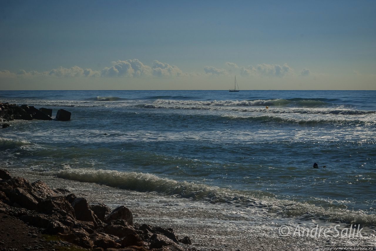 Прибой на Средиземном Ситжес, Испания