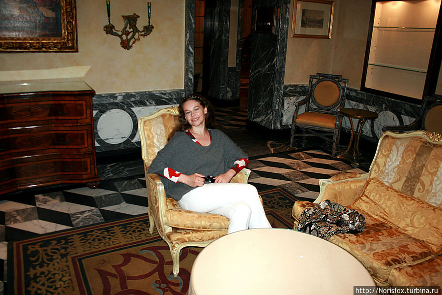 В холле отеля Венеция, Италия
