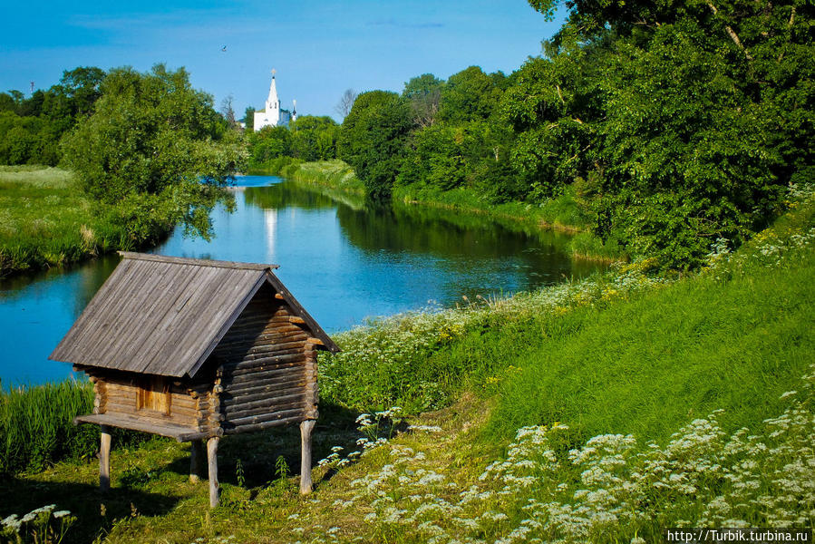 Амбары на сваях, музей деревянного зодчества Суздаль, Россия