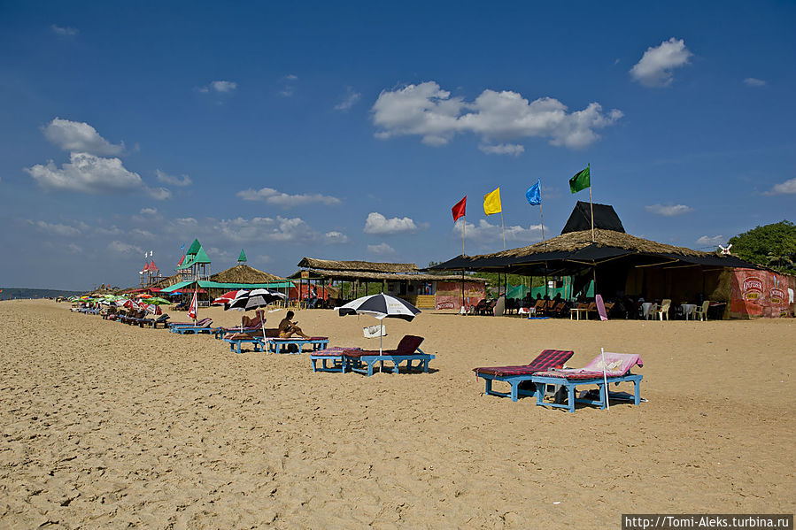В путеводителях написано, что все пляжи уникальны. Я как-то не заметил особой уникальности. На отдельных пляжах есть крутой подъем и пальмы прямо у моря. Такие места мне понравились больше — как-то уютнее на таком береге...
*