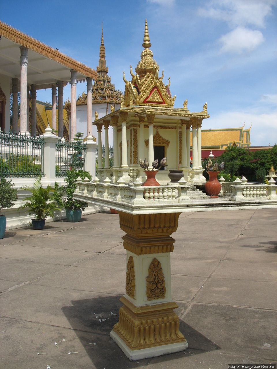 Домашний алтарь в комплексе Серебряная Пагода
