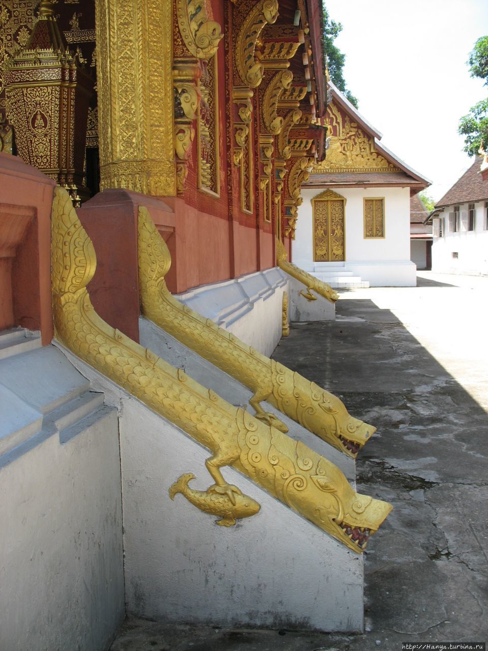 Храмовый комплекс Ват Сене Сук Харам. Здание Wat phra chao pet soc и золотая ступа