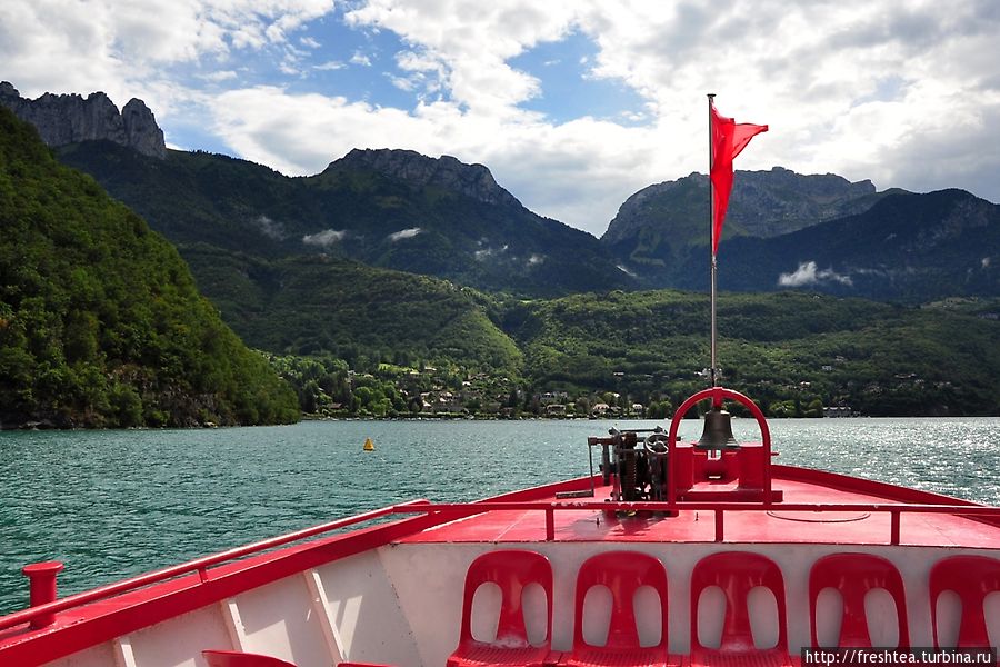 Озеро Анси: курс на одну из уютных бухт. Рона-Альпы, Франция
