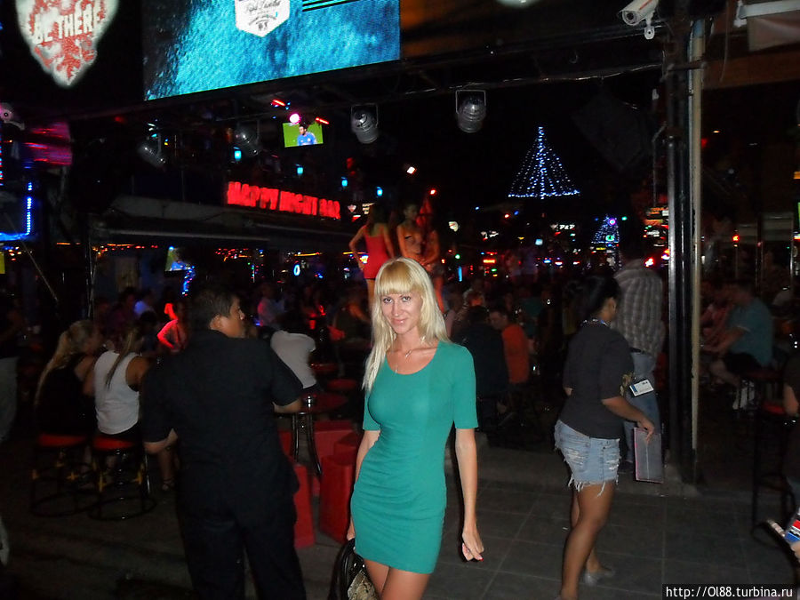 на Бангло, последний день перед отлетом нельзя было ее не посетить. я рвалась в пляс вместе с трансами)))