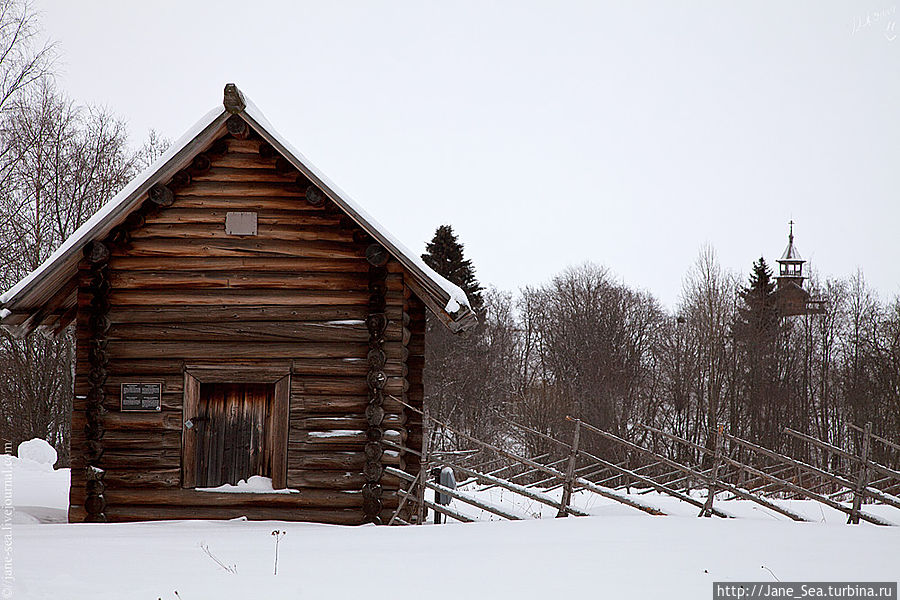 Амбар Абрамовой из д. Великая Нива и Часовня Спаса Нерукотворного на втором плане