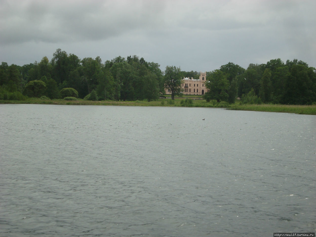 Вид на новый замок через озеро.  Возведение дворца начато в 1861 году Балвский район, Латвия