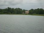 Вид на новый замок через озеро.  Возведение дворца начато в 1861 году