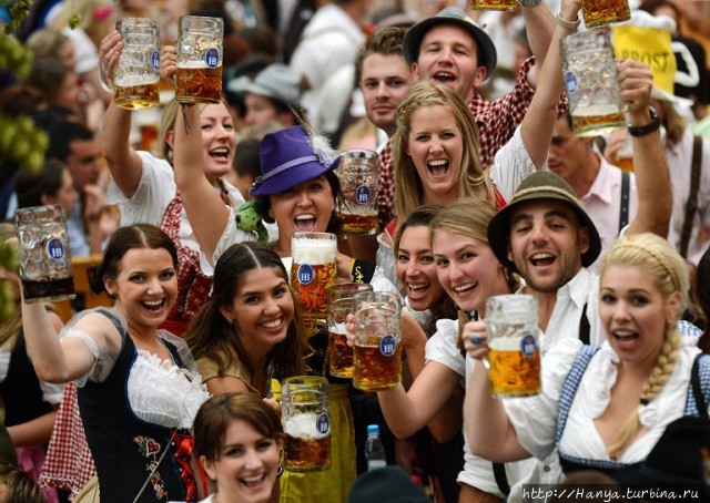 Немцы-любители пива. Фото
