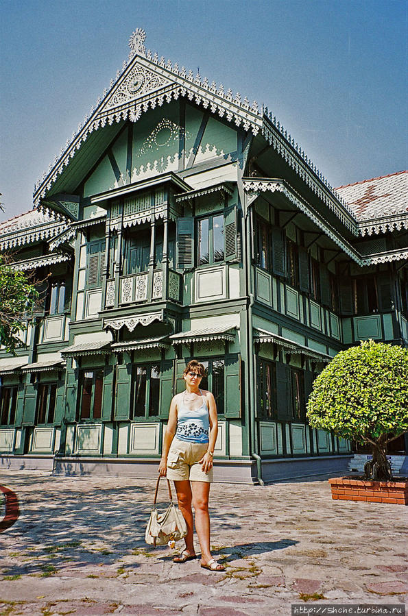 Это здание с не характерной для Таиланда богатой резьбой по дереву Бангкок, Таиланд