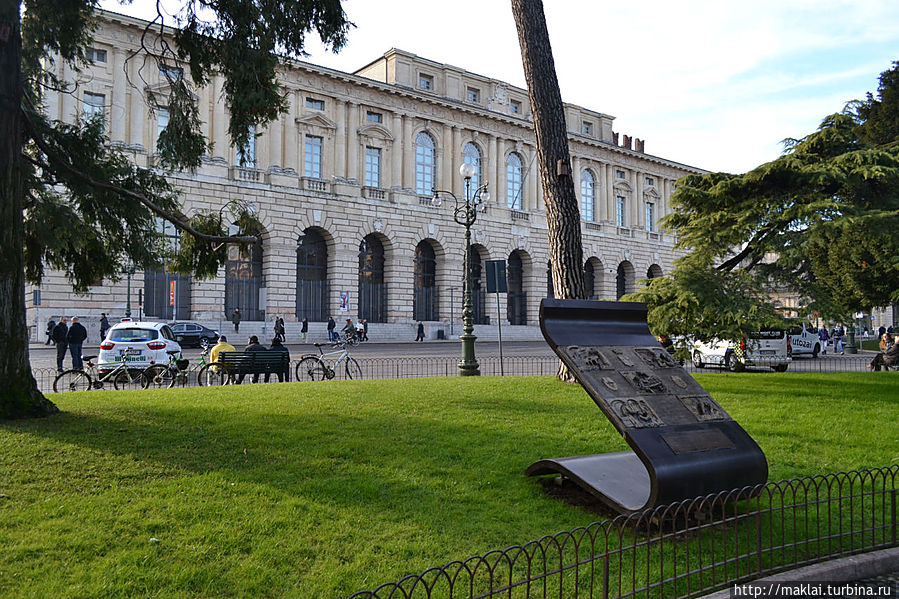 Дворец Grand Guardia — бывшие казармы.