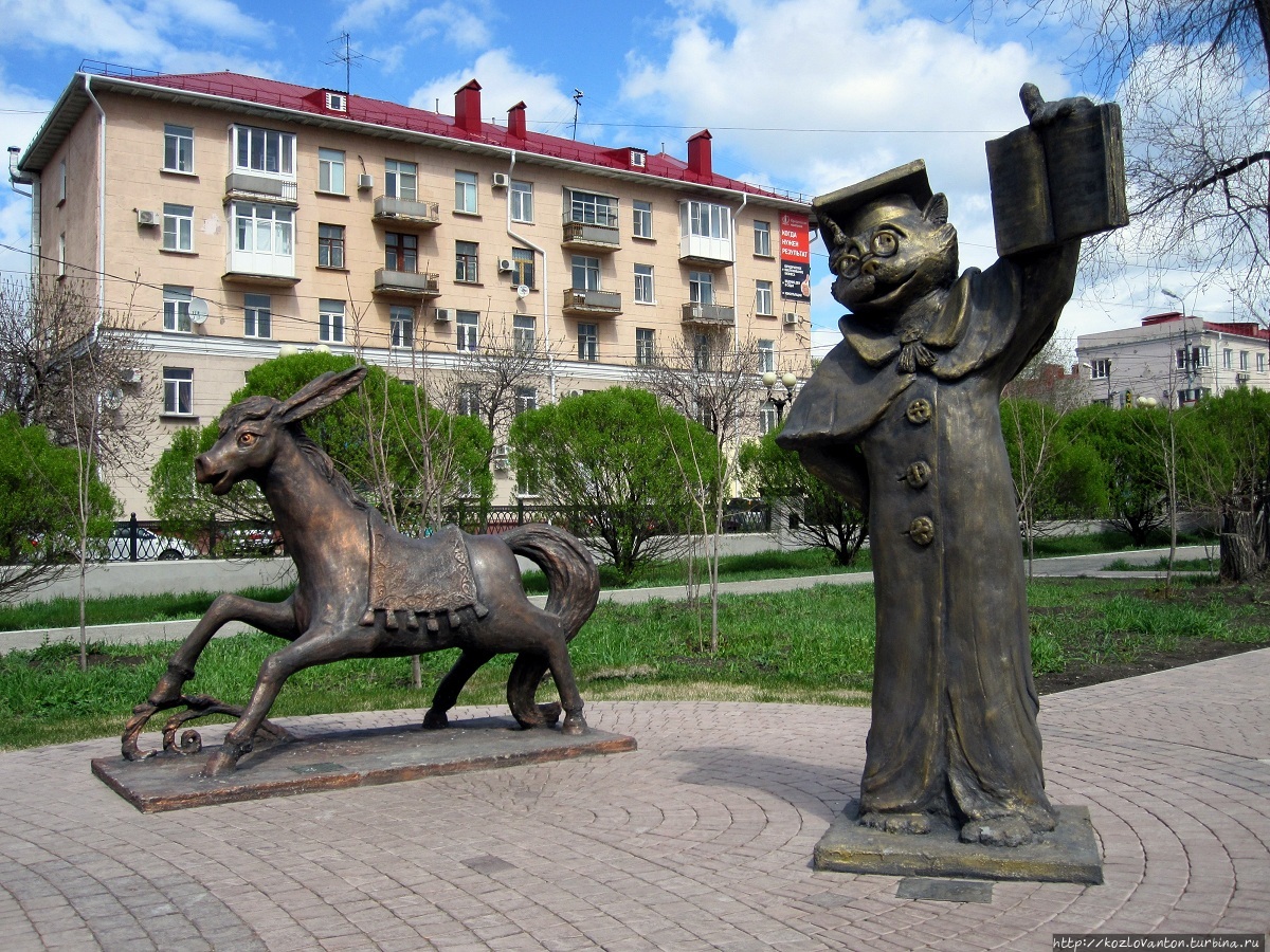 А за беседкой можно повстречать Ершовского Конька-Горбунка и кота учёного. Омск, Россия