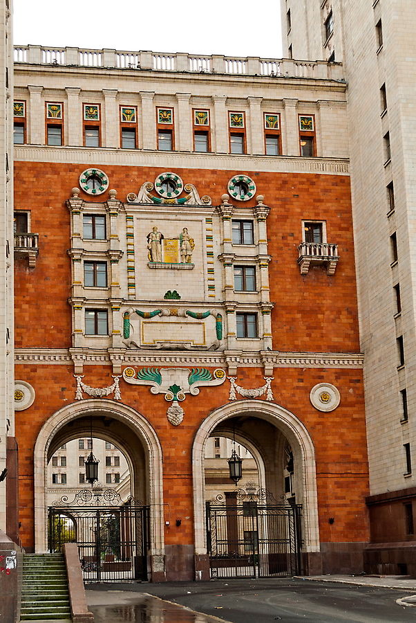 МГУ местами напоминает средневековую Италию.