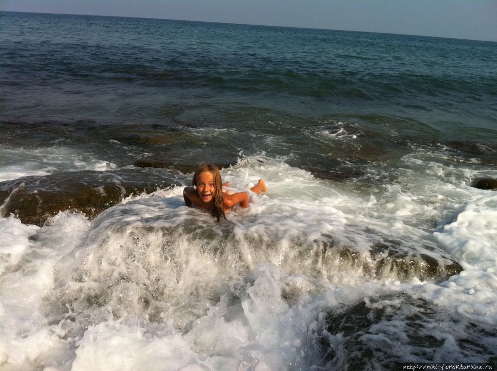 Это — Дарья- плывущая по волнам. Судак, Россия