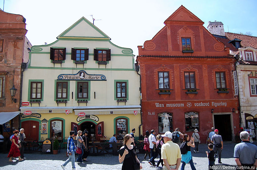 Фасады домов, расположенных на площади Согласия Чешский Крумлов, Чехия