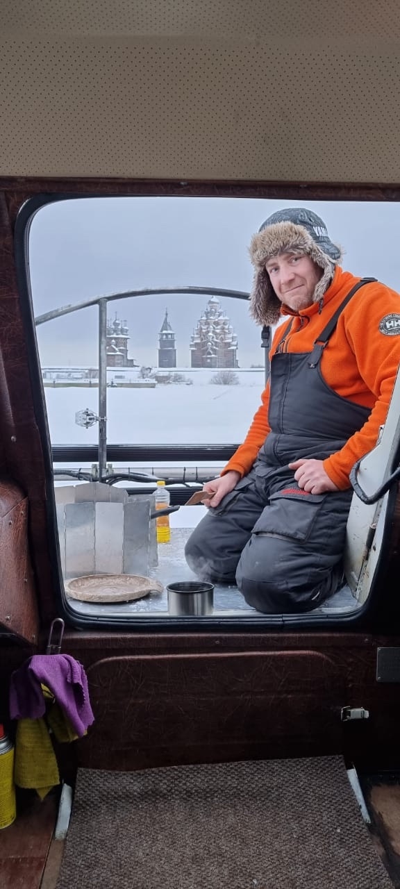 Капитан готовит калитки для гостей Кижи, Россия