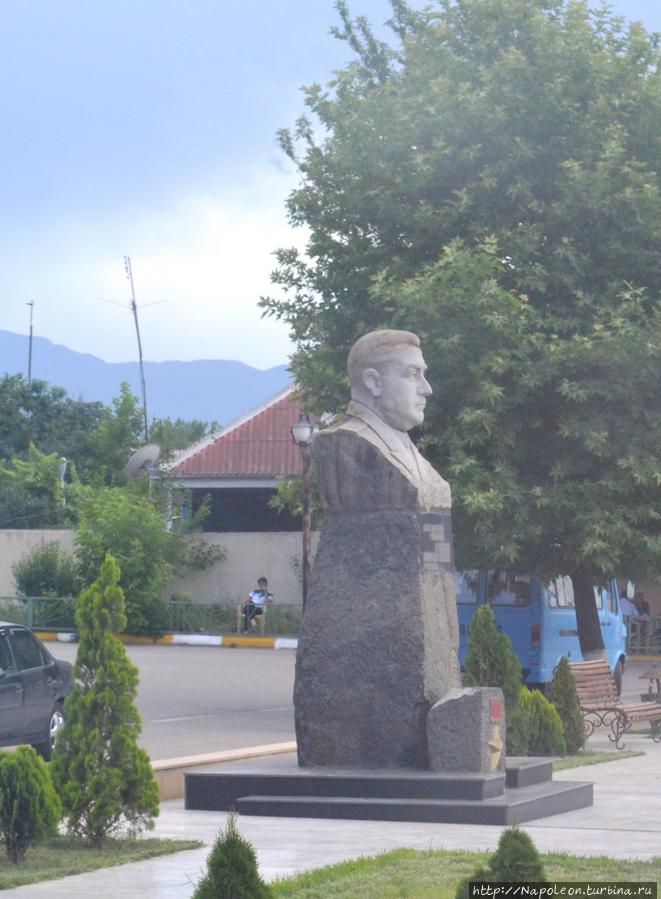 Памятник Аллахвердиеву Газах, Азербайджан