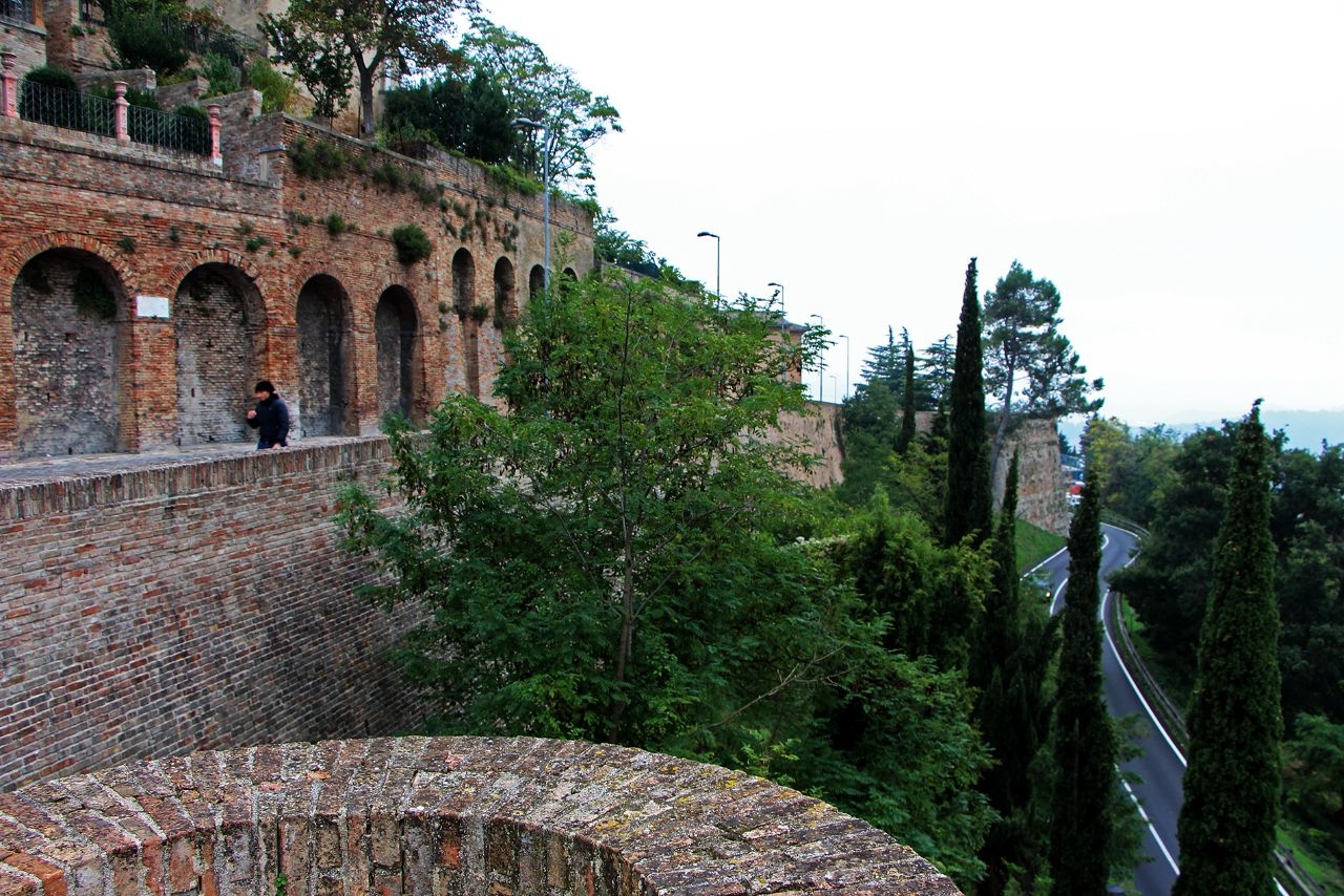 Южные крепостные стены Урбино Урбино, Италия