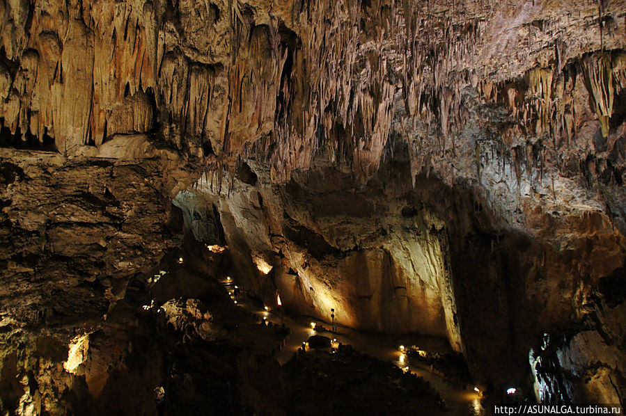 Проникнув в пещеру, мы увидели фантастическую нерукотворную архитектуру, которая, благодаря грамотной подсветке, предстала перед нами во всей красе.