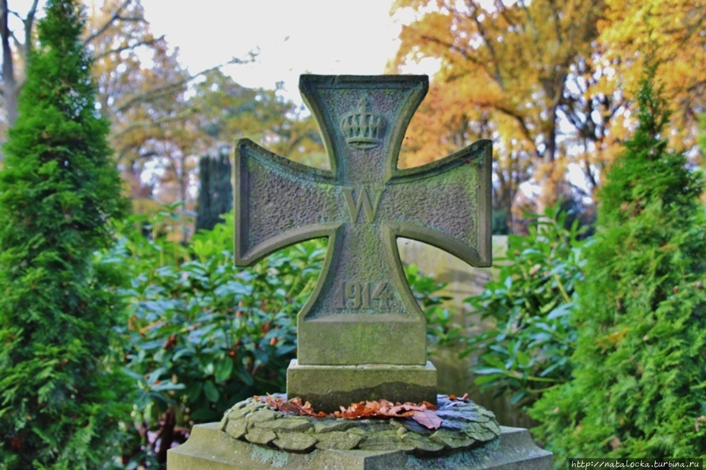 Мемориал павшим в войнах на городском кладбище Вульсдорфа. Бремерхафен, Германия