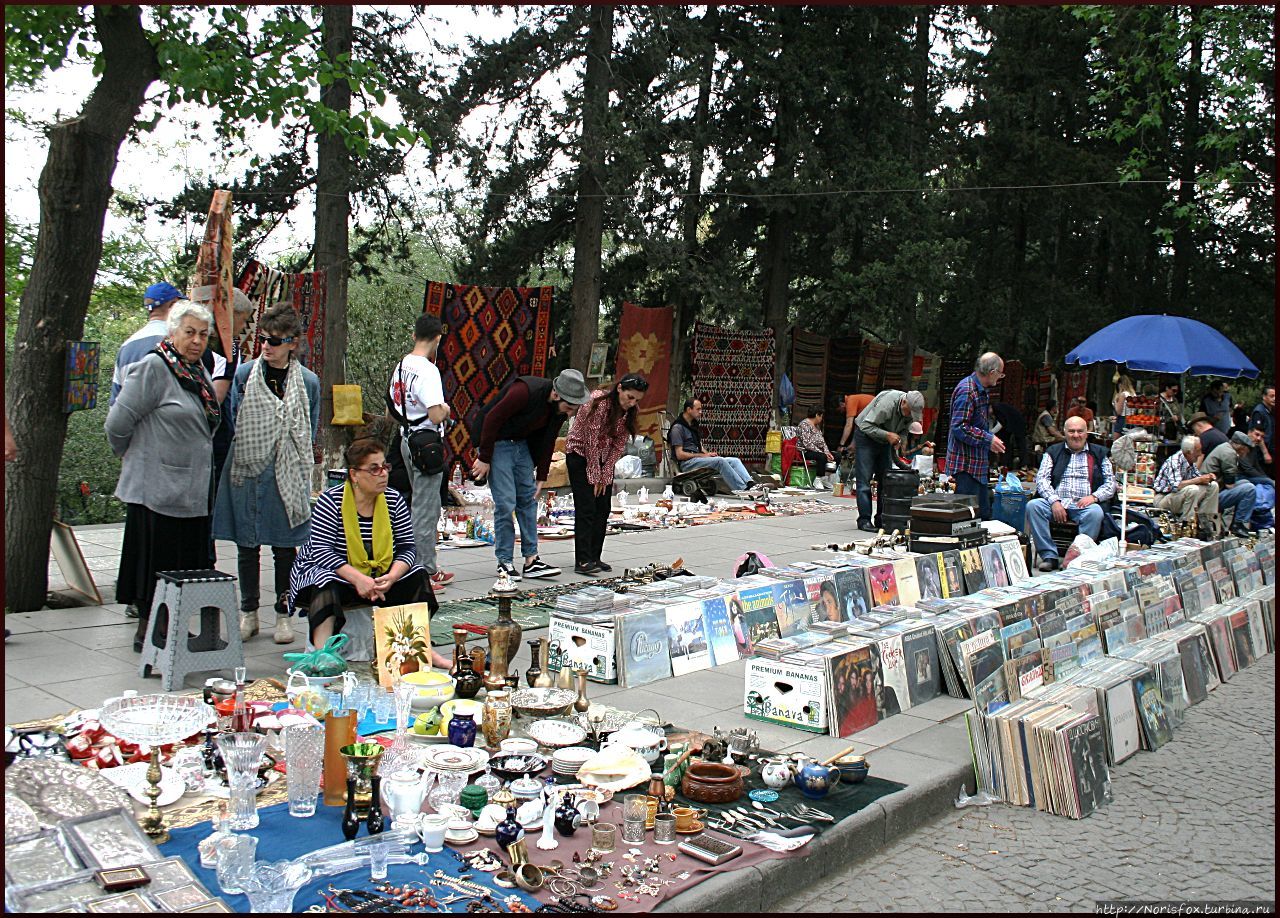 Блошиный рынок на Сухом мосту Грузия