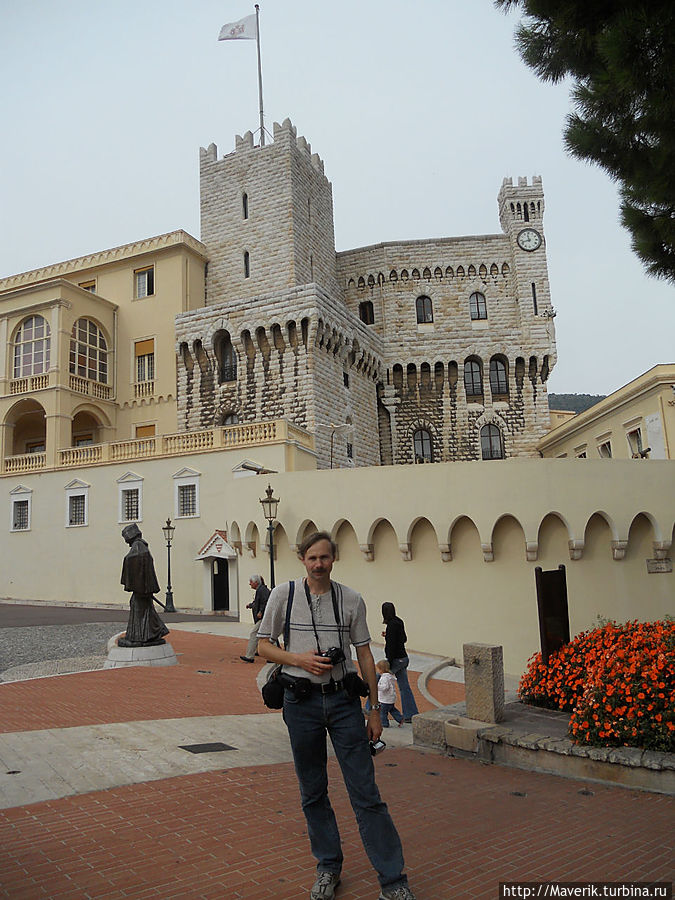 Главная достопримечательность Монако — это открытый для посещения дворец рода Гримальди, одна из самых старых правящих династий Европы.

Дворец стоит на вершине скалы. на том месте, где когда-то была крепость построенная ещё генуэзцами в 1215 году.