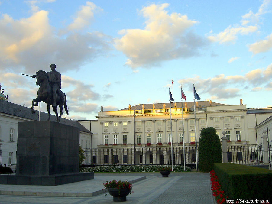 Президентский дворец (здание XVII в.) и памятник князю Юзефу Понятовскому Варшава, Польша
