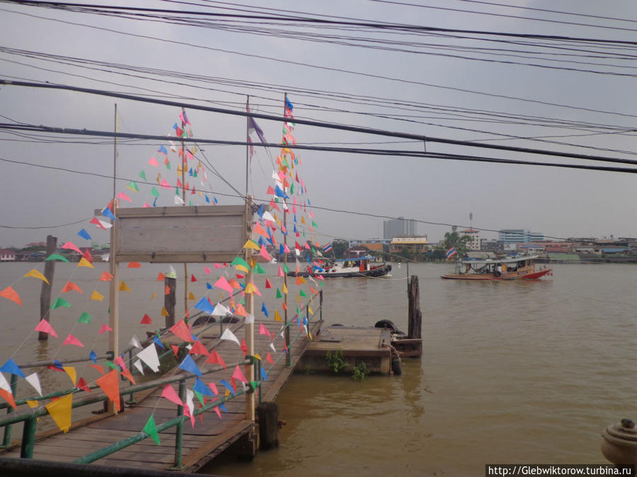 Прогулка у моста Рамы 4-го Пак-Крет, Таиланд