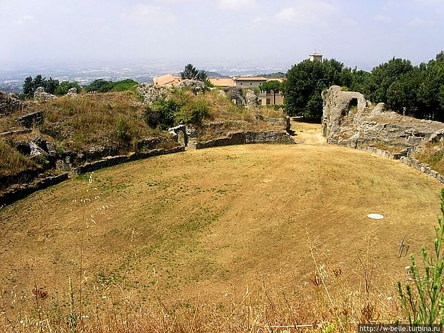 Руины овального римского амфитеатра. Альбано-Лациале, Италия