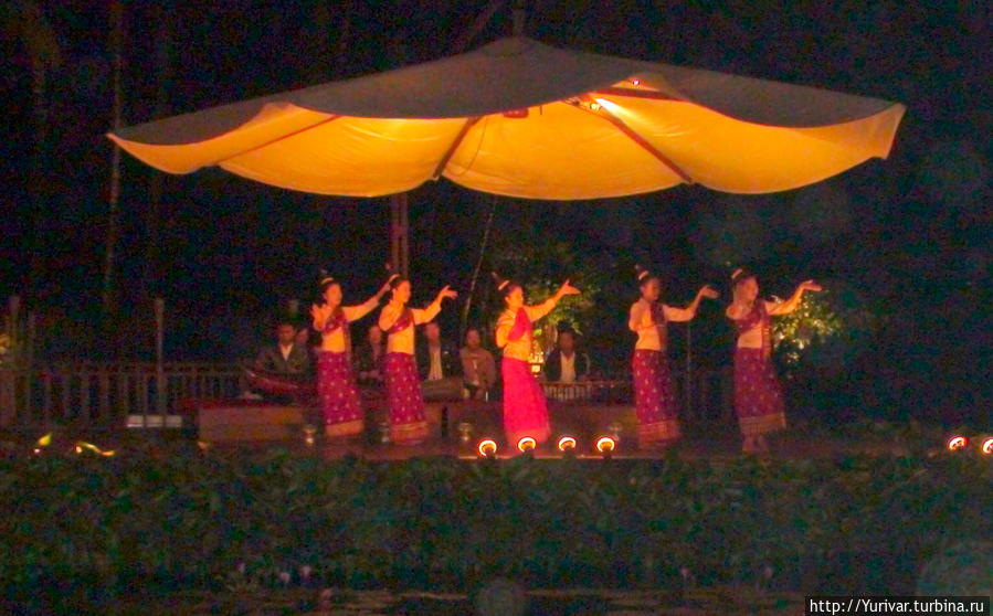 Лаосские танцы такие же плавные как и жизнь в Лаосе Луанг-Прабанг, Лаос