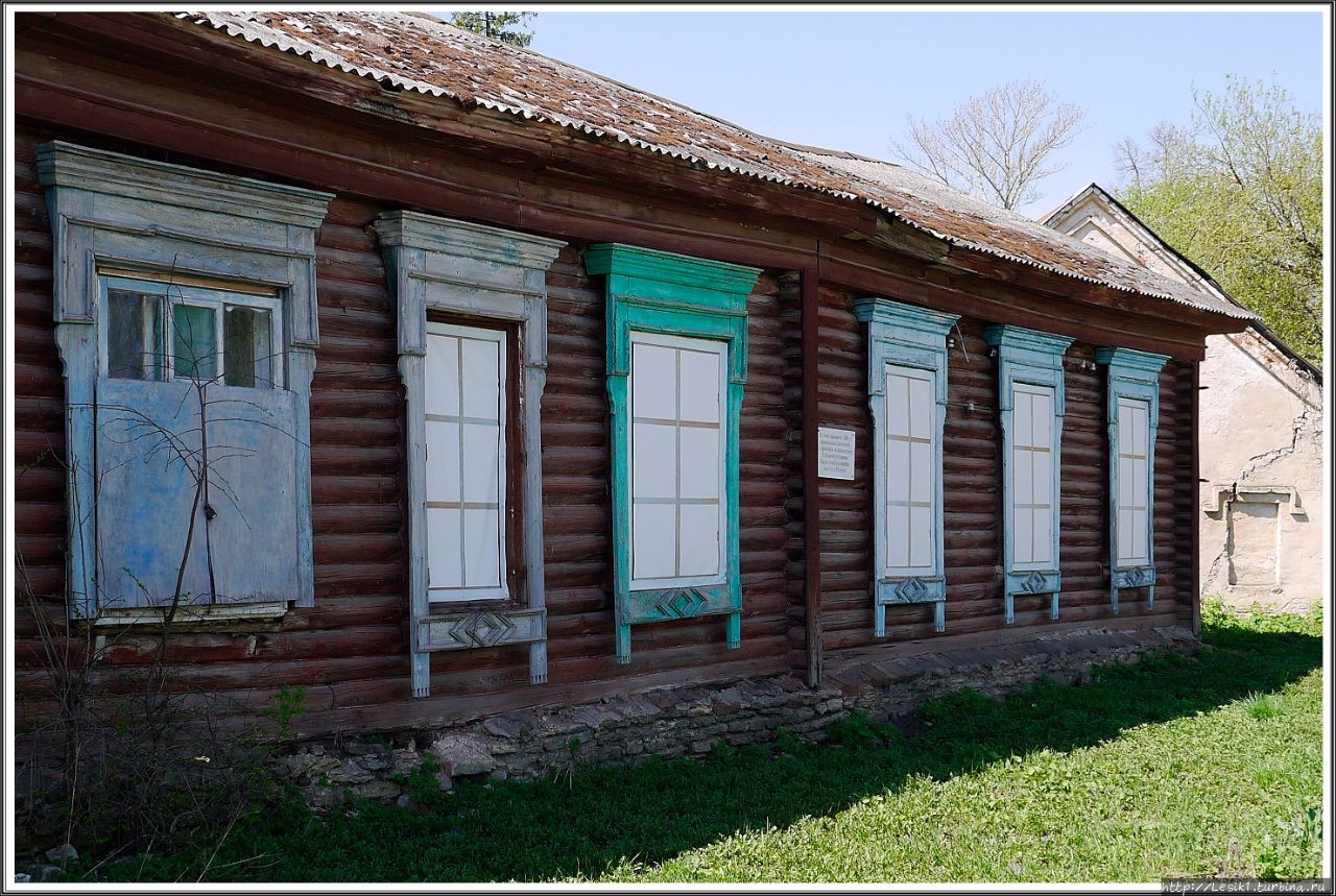Сохранившееся здание школы Рамонь, Россия