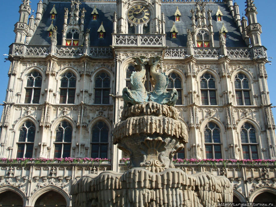 Фонтан перед Ратушей построен по приказу Людовика XIV Ауденарде, Бельгия