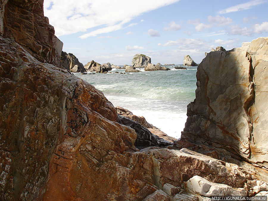 Астурия известна также огромным количеством отдельных природных достопримечательностей, которые по степени значимости делятся на Резервас Натуралес (природоохранные зоны), Парахес Натуралес (Природные уголки) и Монументос Натуралес (Природные памятники)