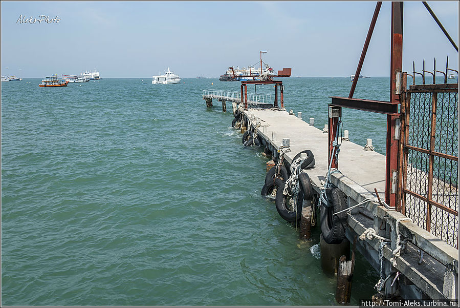 Небольшие пирсы, видимо, для прогулочных лодок. На этот берег прямо выходят многие кафешки...
*