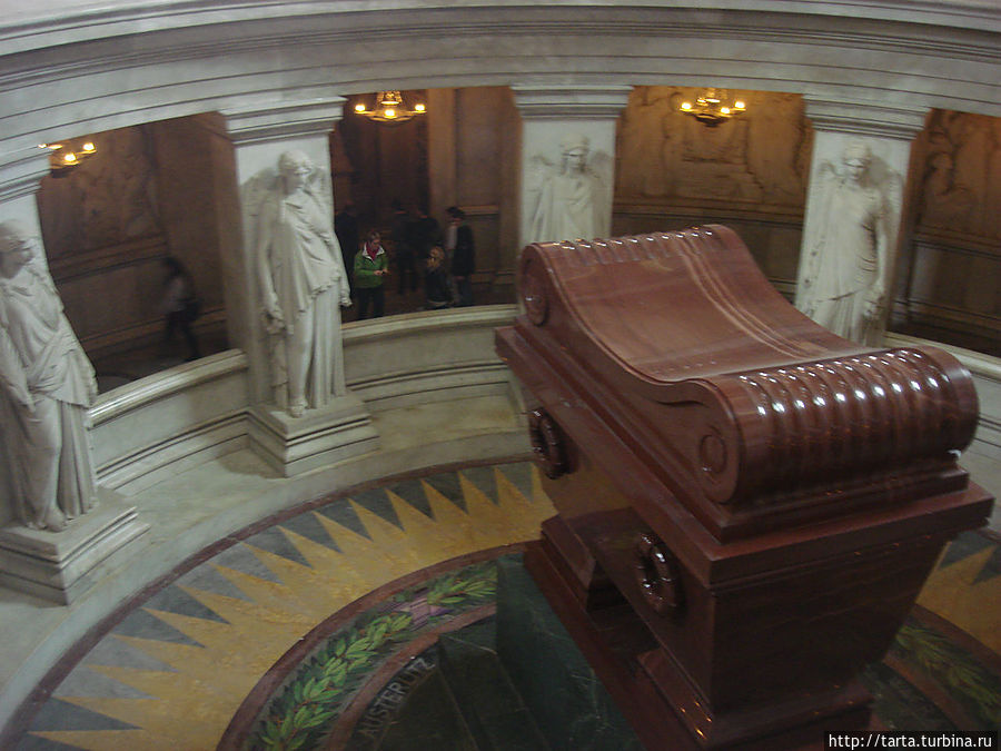 Здесь в 6 гробах и саркофаге из красного порфира покоятся останки императора Наполеона Бонапарта. Париж, Франция