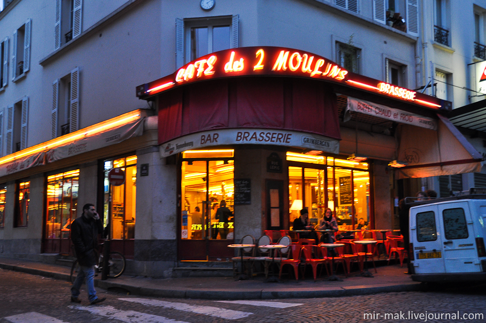 Вечер – самое время для прогулки на Монмартр.

Кафе «Две Мельницы» стало популярным благодаря фильму «Амели», главная героиня которого, по сюжету, работает здесь официанткой. Париж, Франция