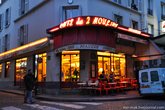 Вечер – самое время для прогулки на Монмартр.

Кафе «Две Мельницы» стало популярным благодаря фильму «Амели», главная героиня которого, по сюжету, работает здесь официанткой.