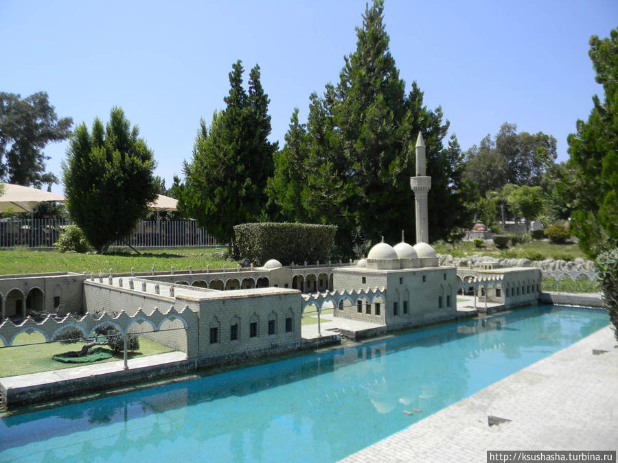 Мечети стоят в парке на берегу небольшого канала. Это очень добавляет красок Анталия, Турция