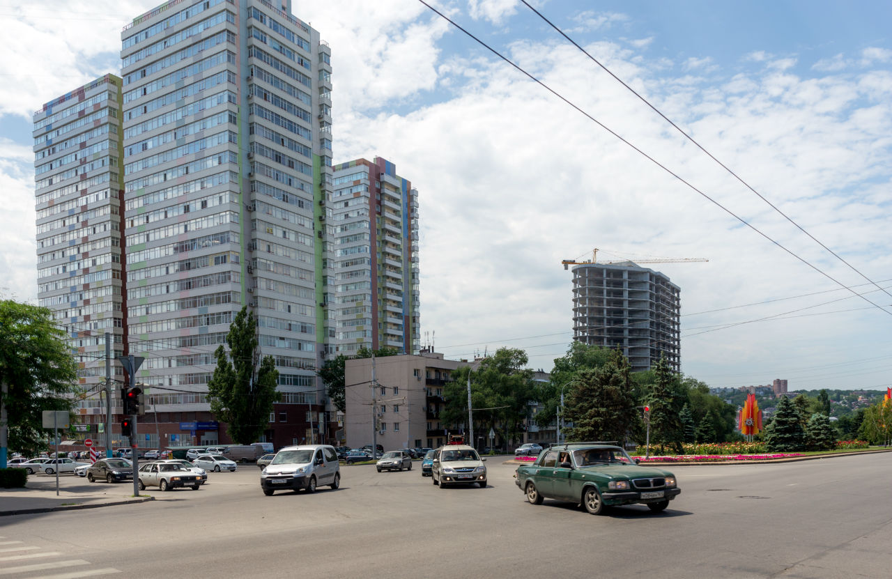 По всему городу строятся пластиковые гетто. Ростов-на-Дону, Россия