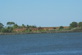С Морского бульвара на противоположном берегу (Балтийской косе) видно форт, по описаниям в Интернете — Восточный.