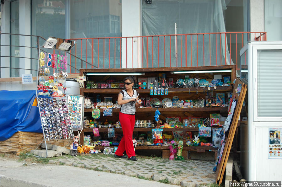 Почти уснувшая торговая улочка Свети-Влас, Болгария