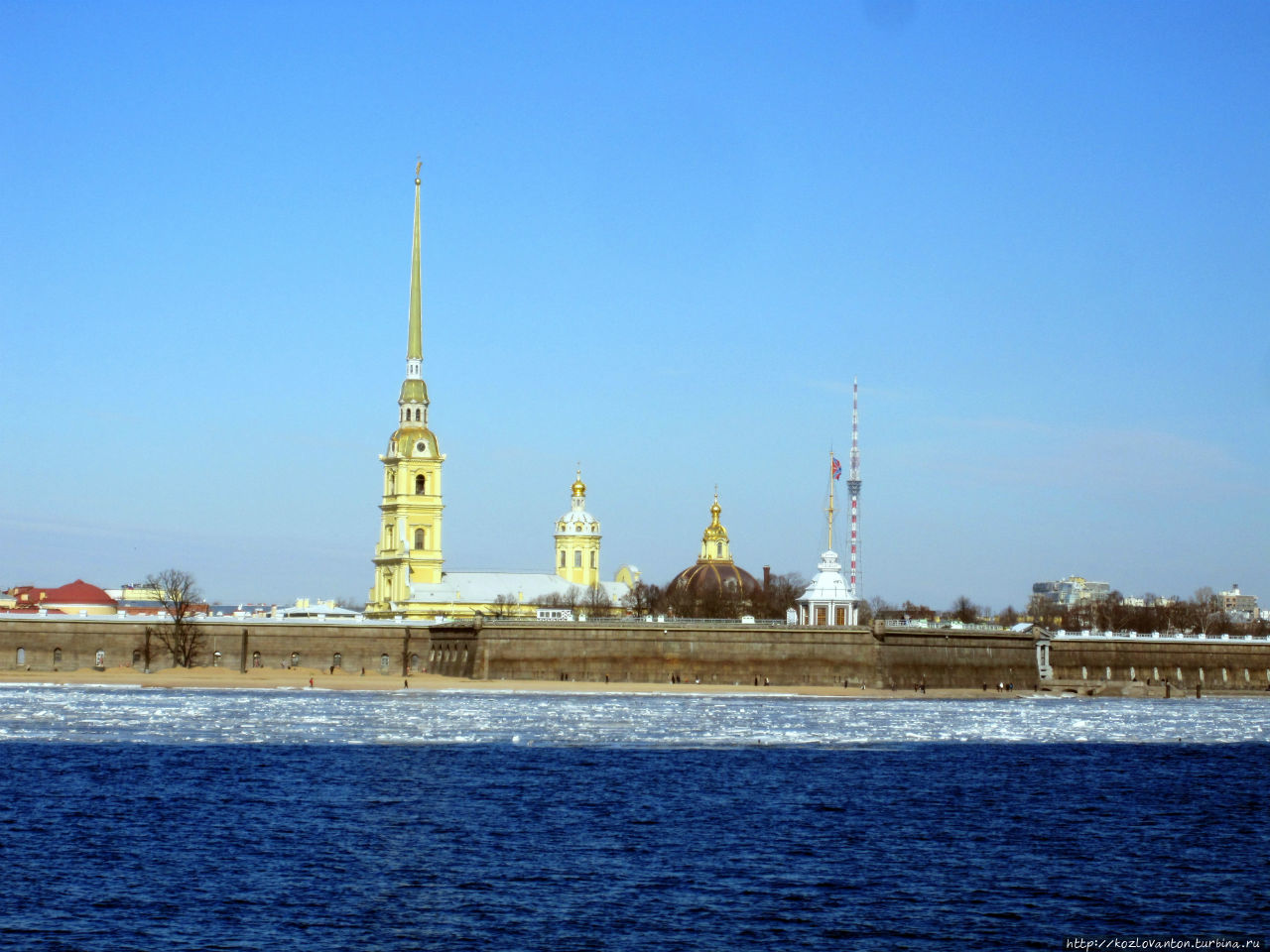 А возле Петропавловской крепости лед еще сковывает Неву. Санкт-Петербург, Россия