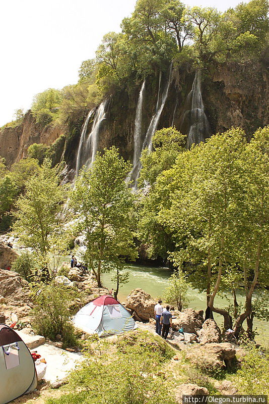 В священную пятницу на водопад Бише Хорремабад, Иран
