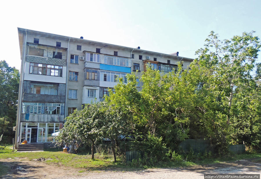 Дом советской постройки в окрестностях Пицунды. Абхазия
