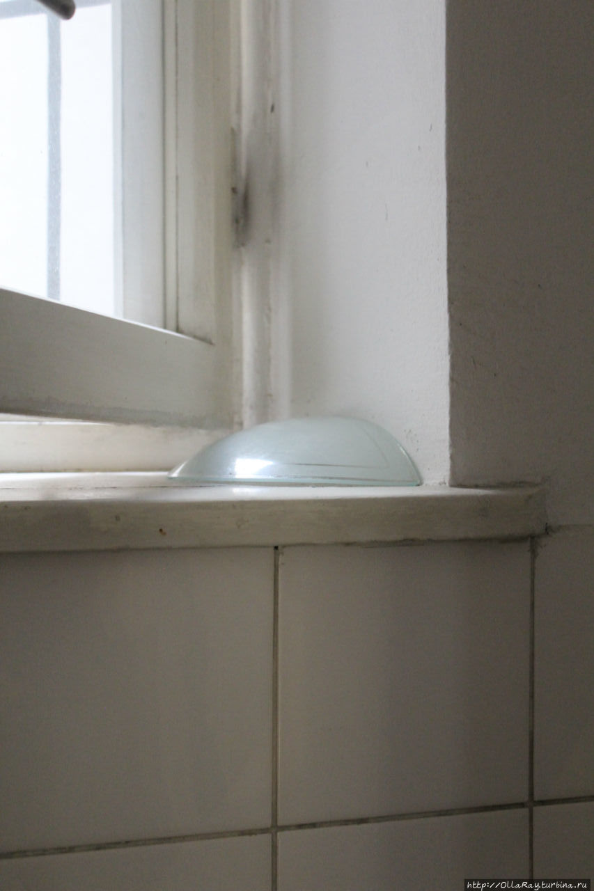 Плафон от светильника в туалете при заселении. Вена, Австрия