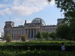 Третья остановка в Берлине около Рейхстага. Имеется возможность пройти к Бранденбургским Ворота,купить сувениры.